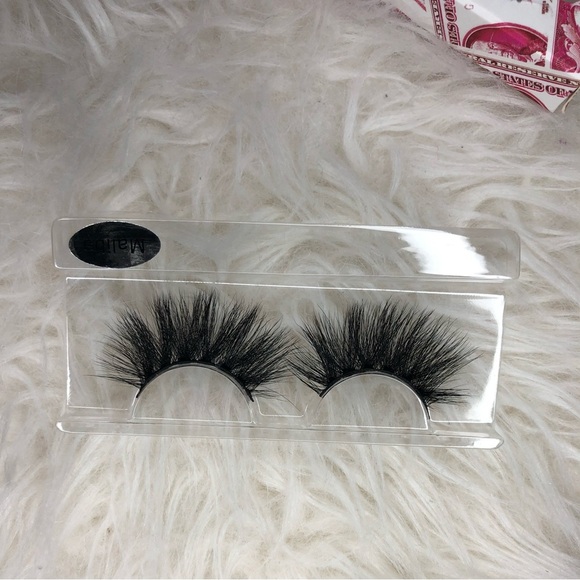 Eyelash Set with Applicator and Eyeliner - Picture 3 of 4